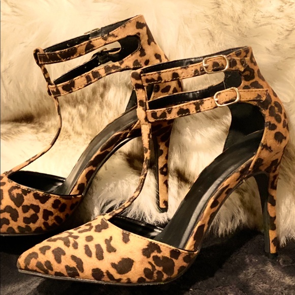 Leopard Print High Heel Pumps with a Pointed Toe . - Picture 16 of 16